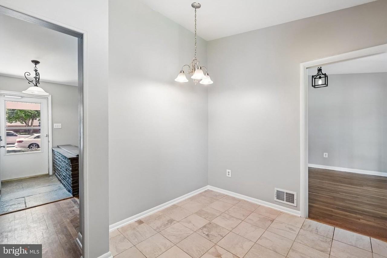 1103 Playford Ln - Photo 5 of 30