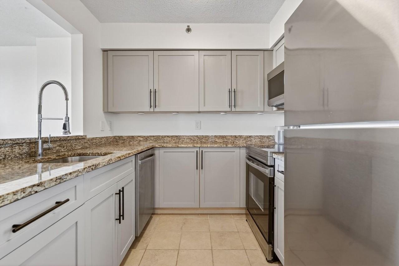 10101 Grosvenor Pl - Photo 5 of 23