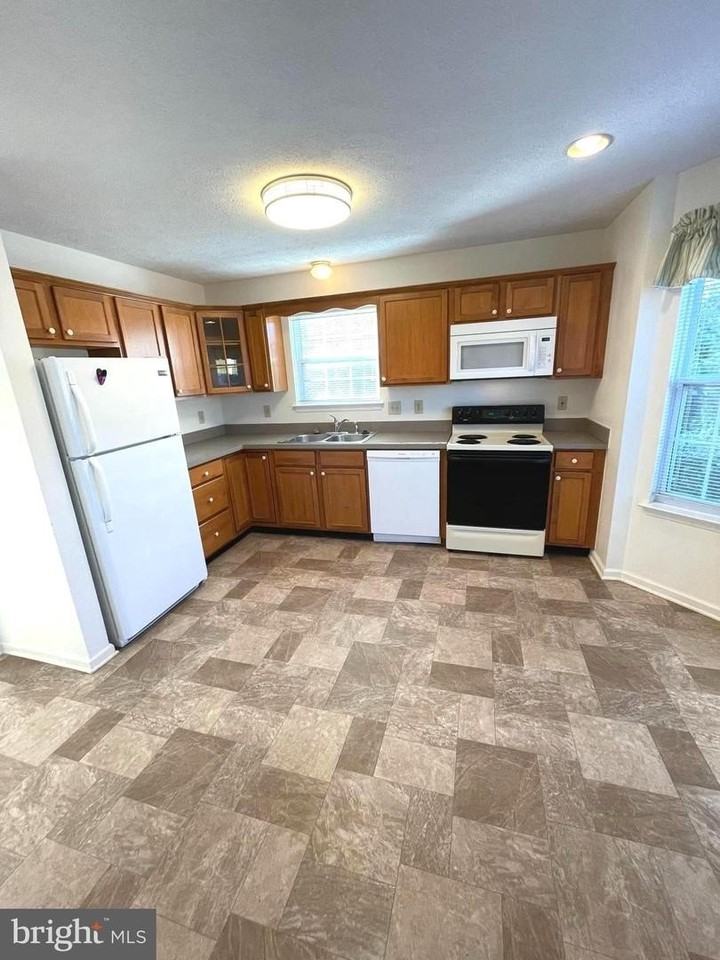 2086 Cidermill Ln - Photo 3 of 15