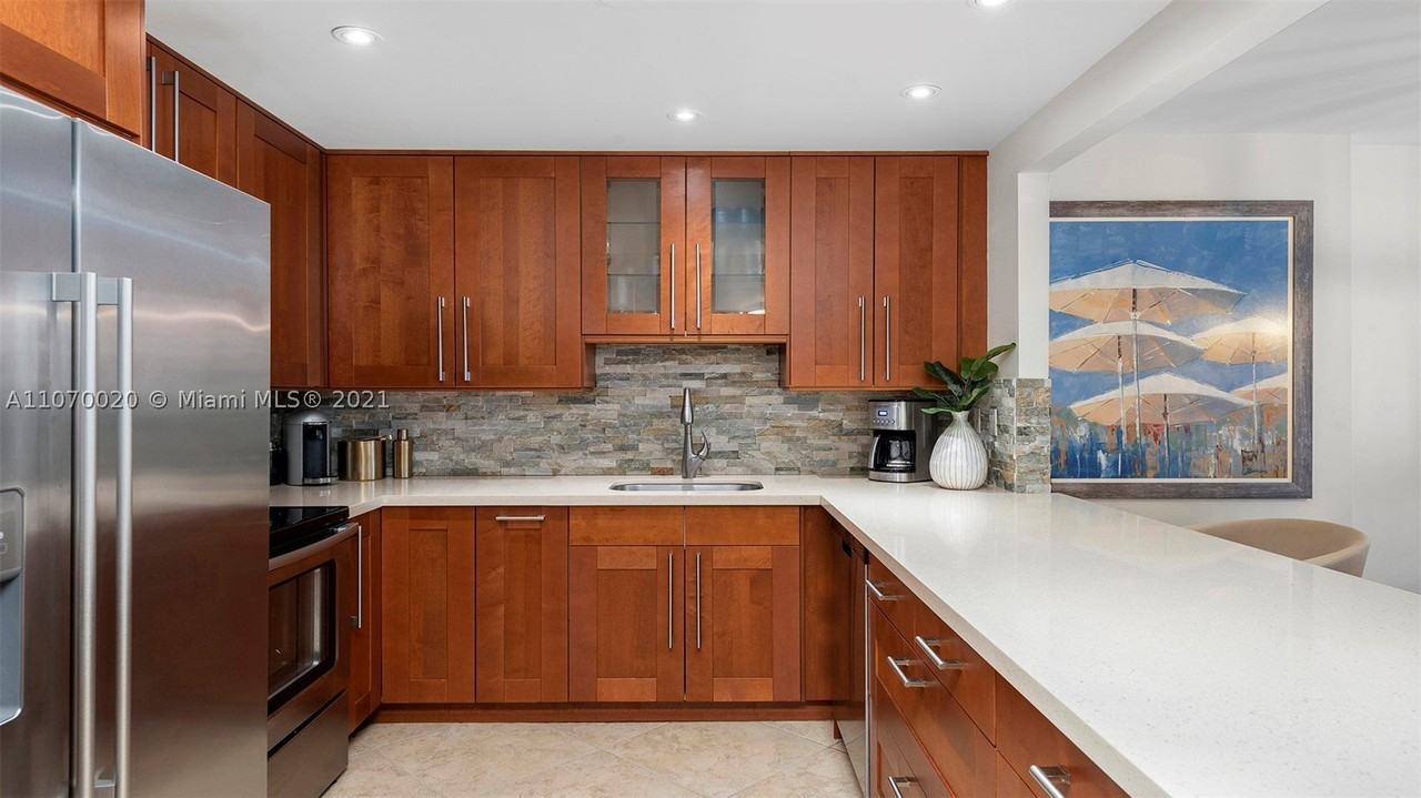 2301 Collins Ave #301 - Photo 4 of 19
