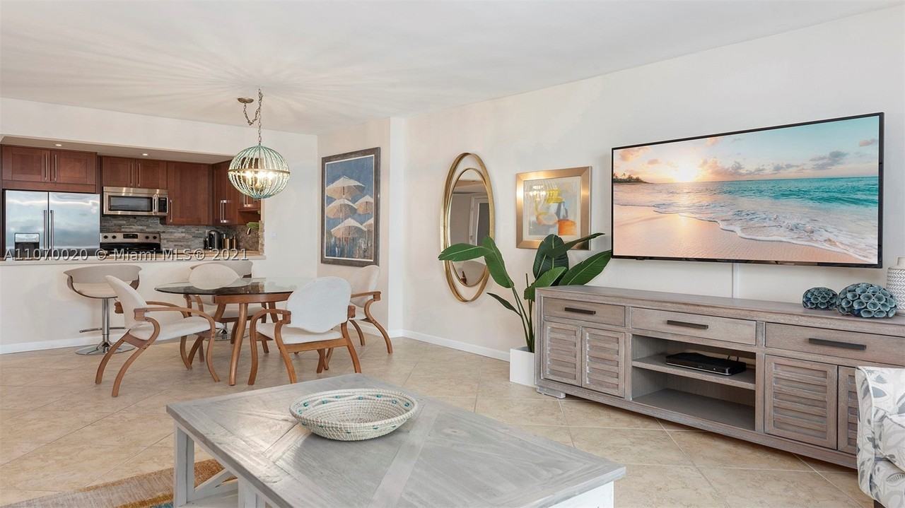 2301 Collins Ave #301 - Photo 7 of 19