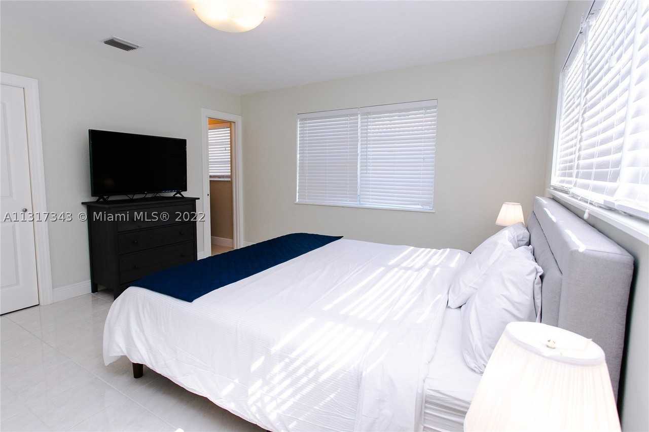 951 Washington St - Photo 6 of 26