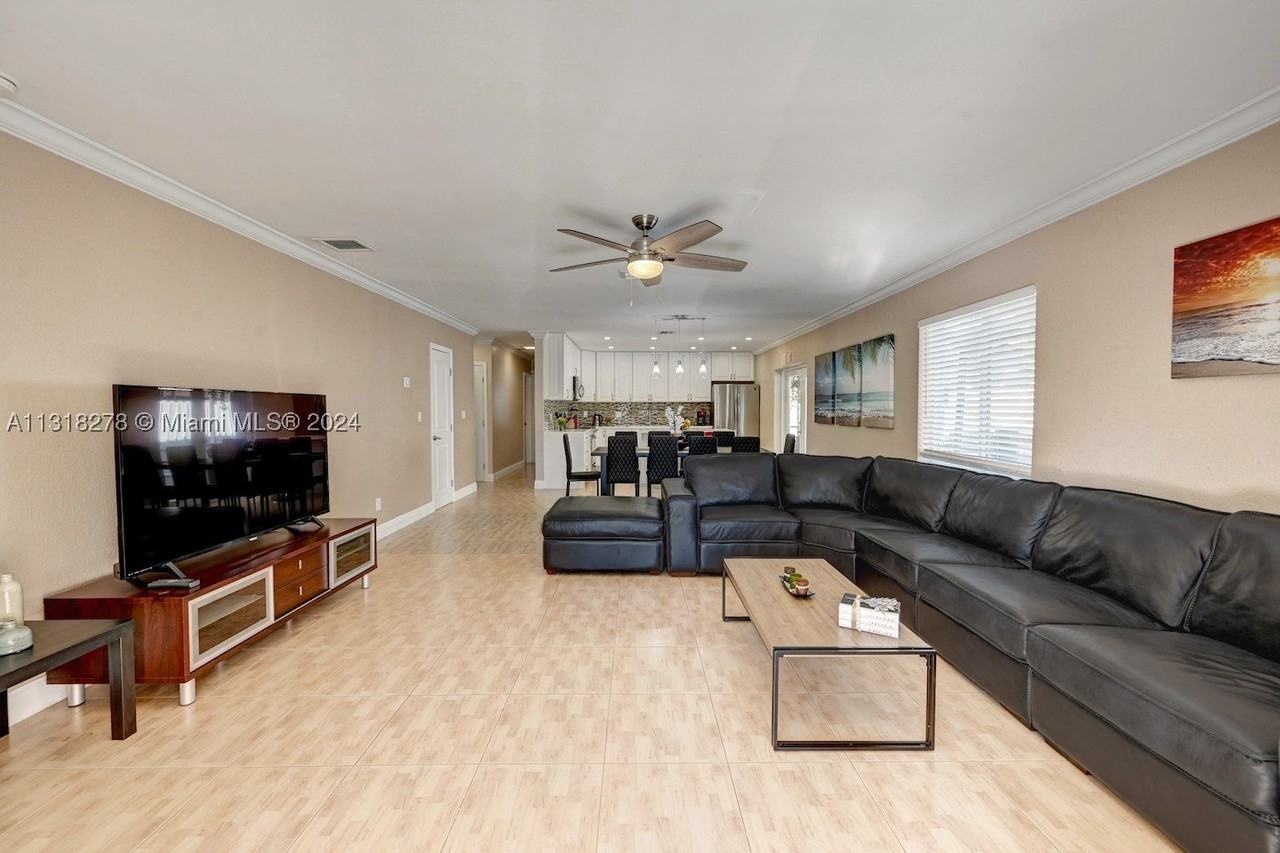 825 Harrison St - Photo 4 of 37