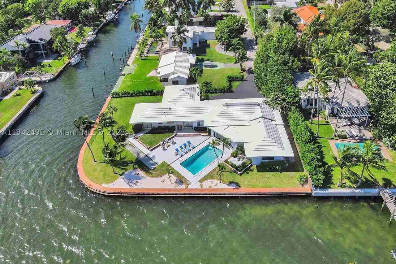 9101 N Bayshore Dr - Photo 3 of 37