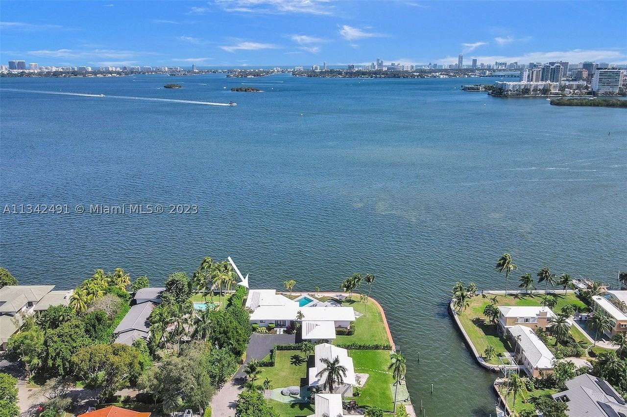 9101 N Bayshore Dr - Photo 4 of 37