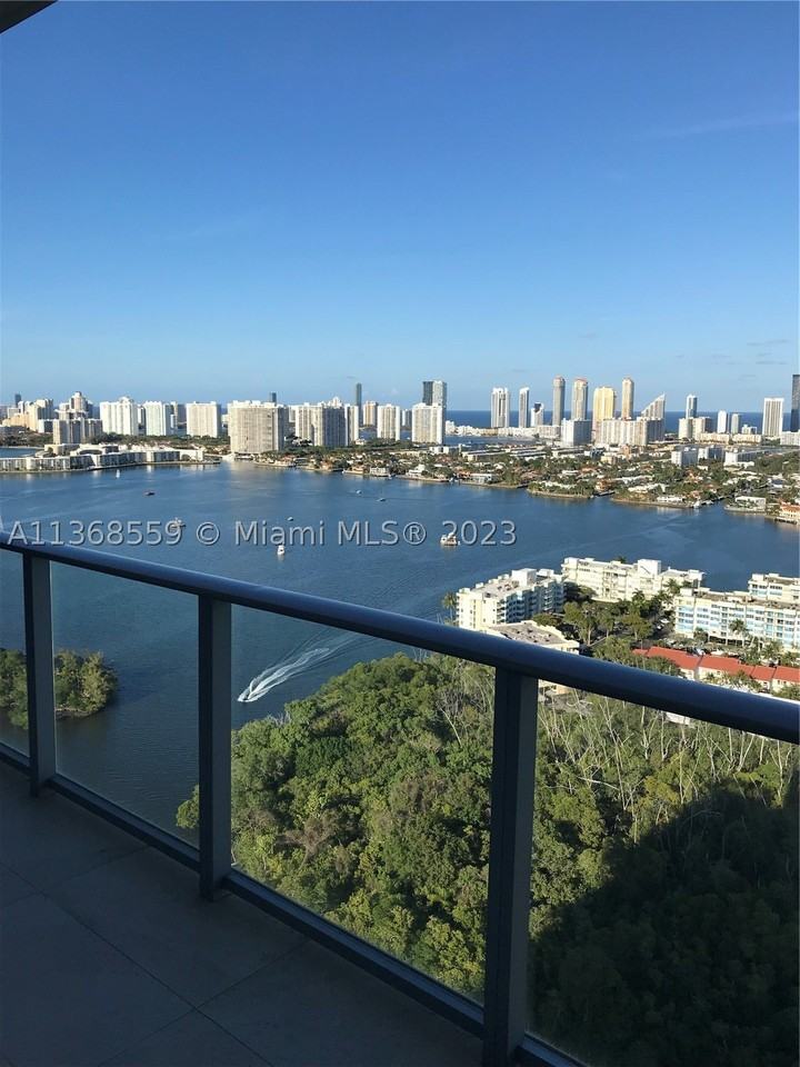 16385 Biscayne Blvd #7 - Photo 5 of 45