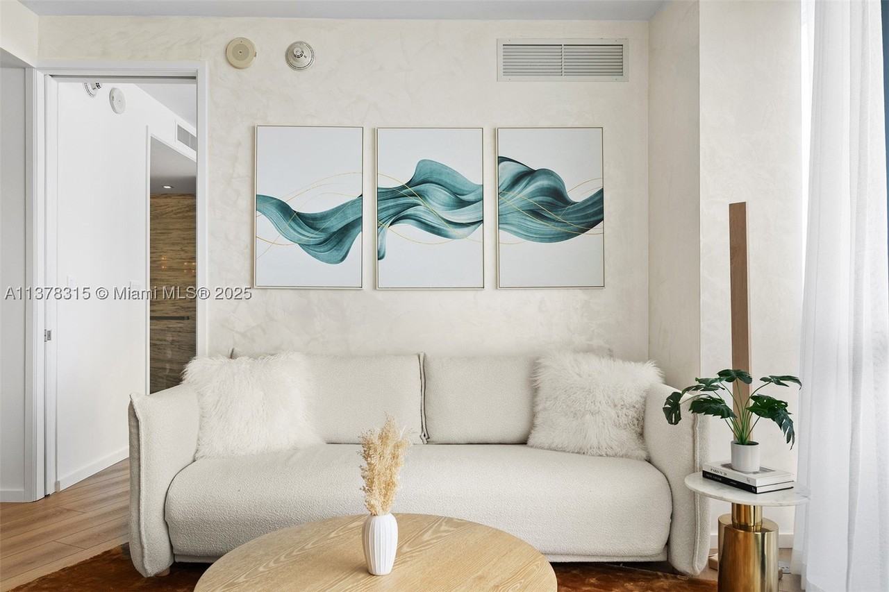 2201 Collins Ave #811 - Photo 7 of 39