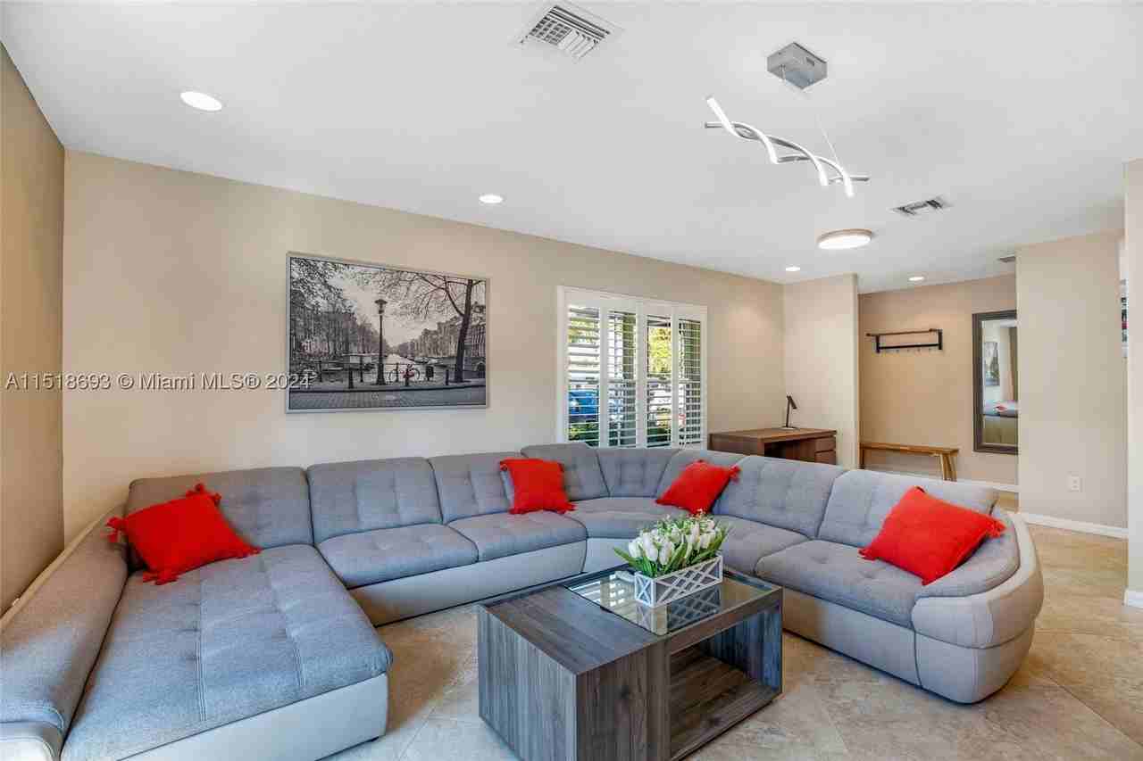 4710 Ne 18th Ter - Photo 3 of 32