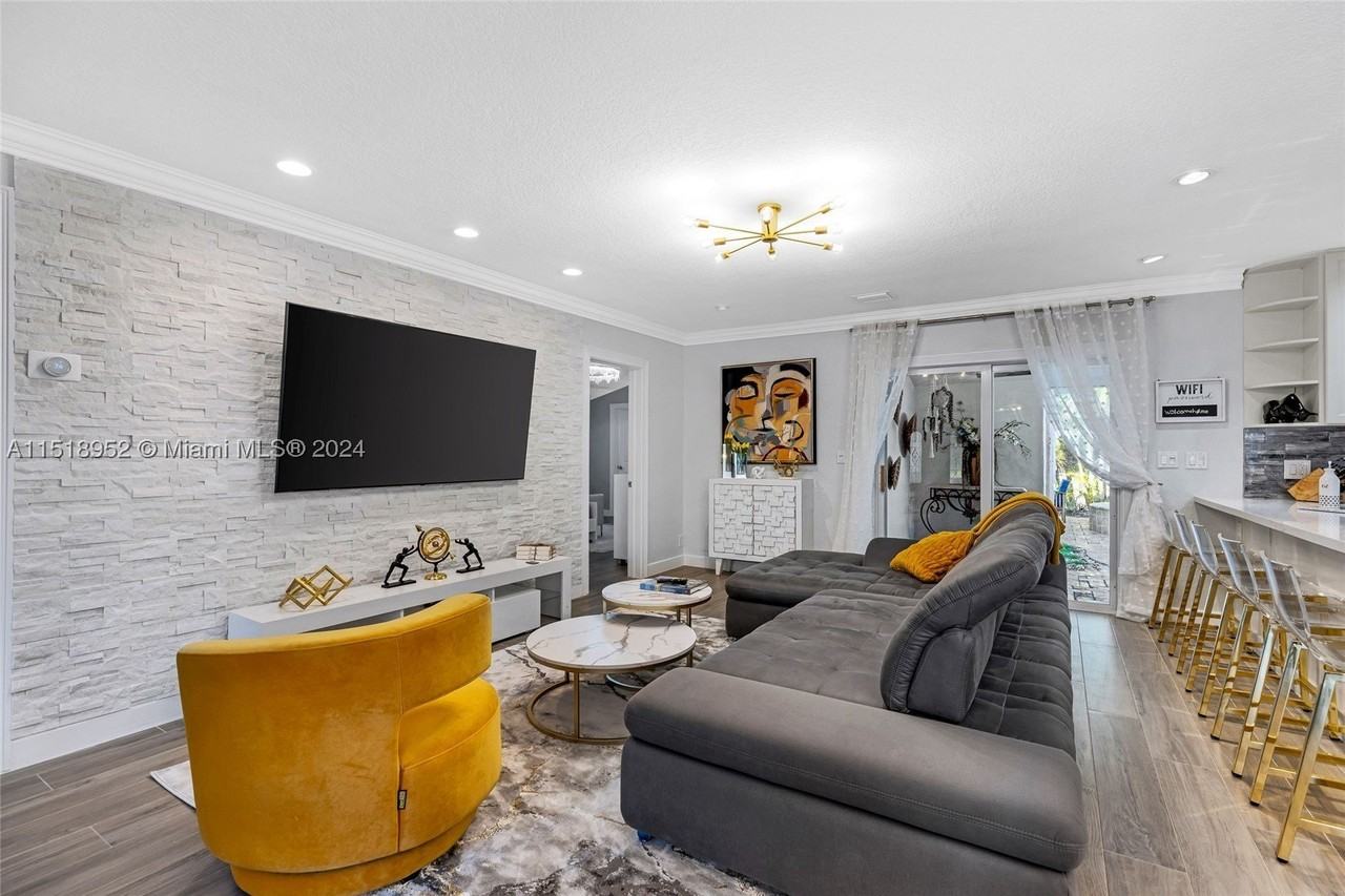 5801 Ne 18th Ter - Photo 4 of 50