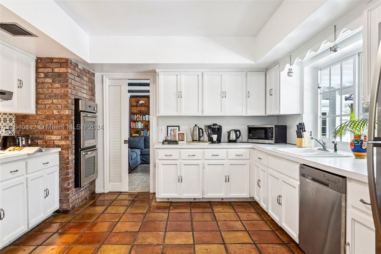 10130 Sw 70th Ave - Photo 7 of 50