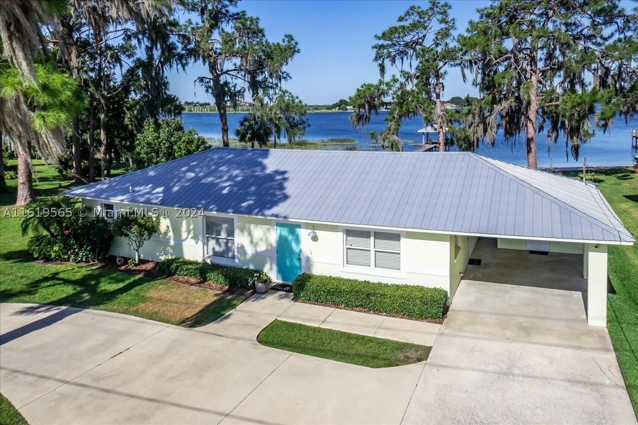 924 Lake Dr E - Photo 3 of 44
