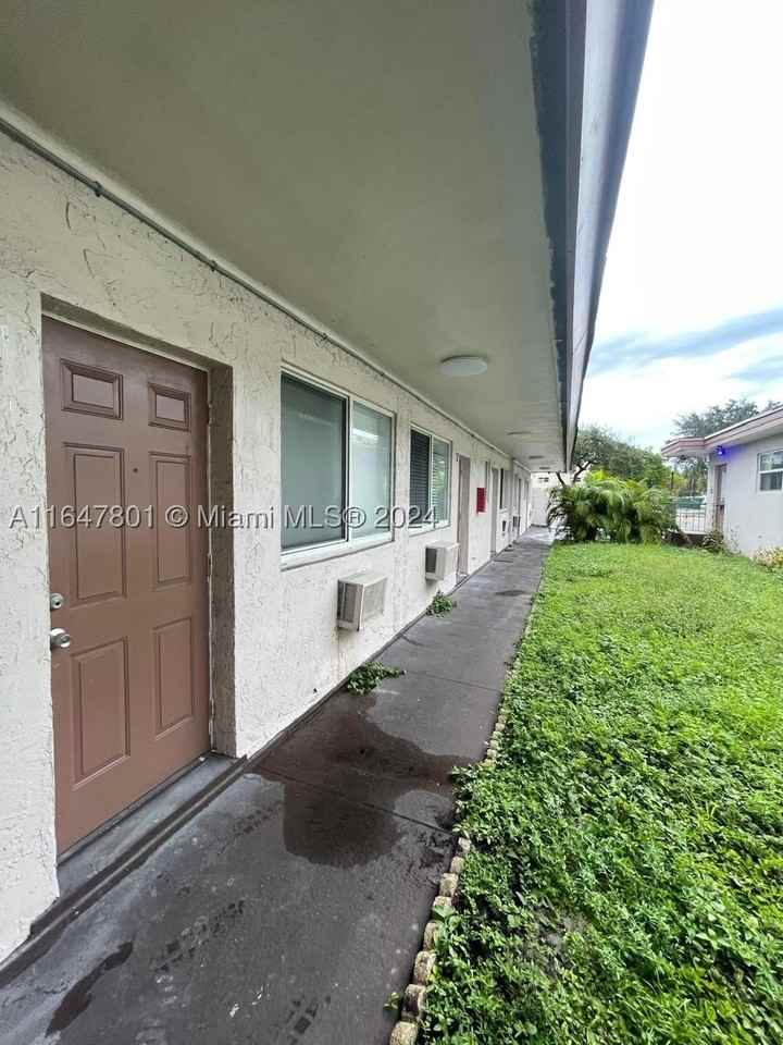 800 N Federal Hwy #5 - Photo 2 of 26