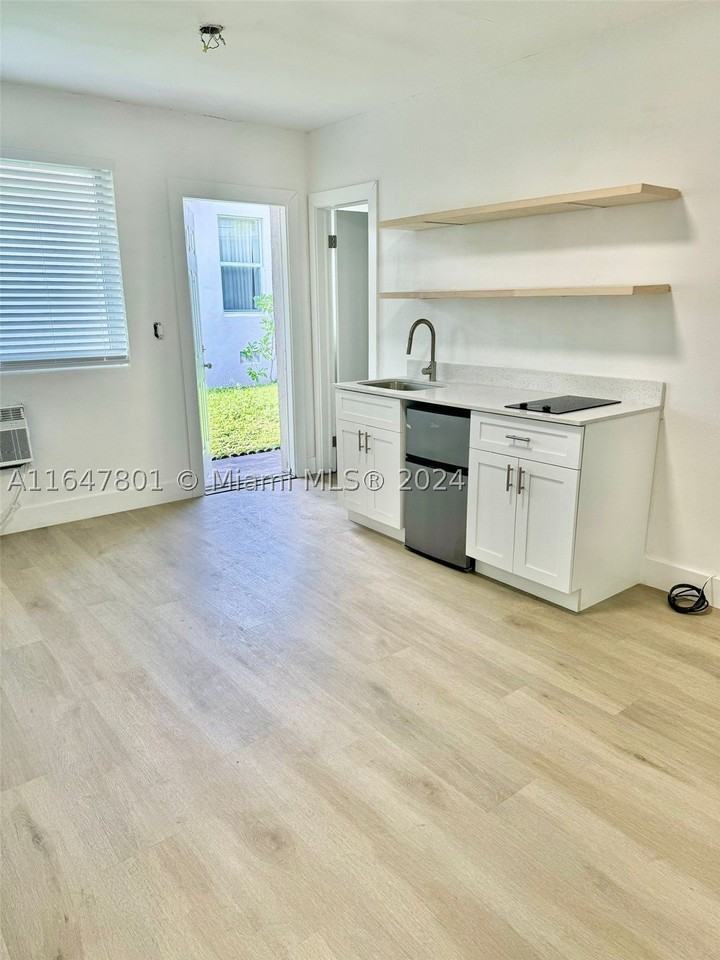 800 N Federal Hwy #5 - Photo 4 of 26
