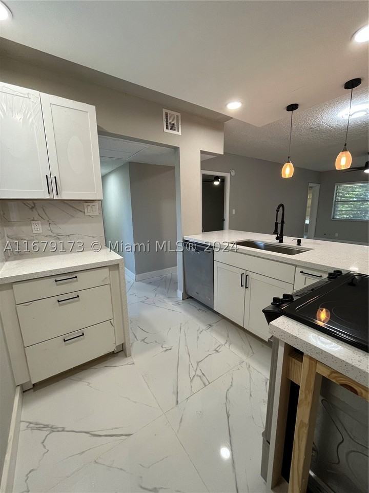 5102 Nw 36th St #605 - Photo 3 of 22