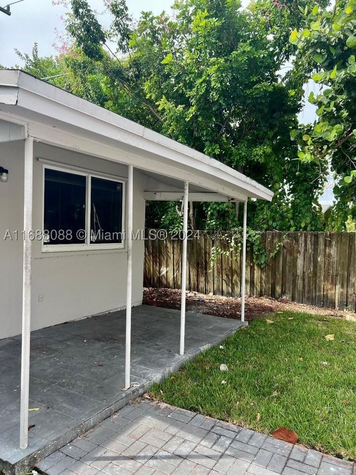2419 Lincoln St #23B - Photo 2 of 4
