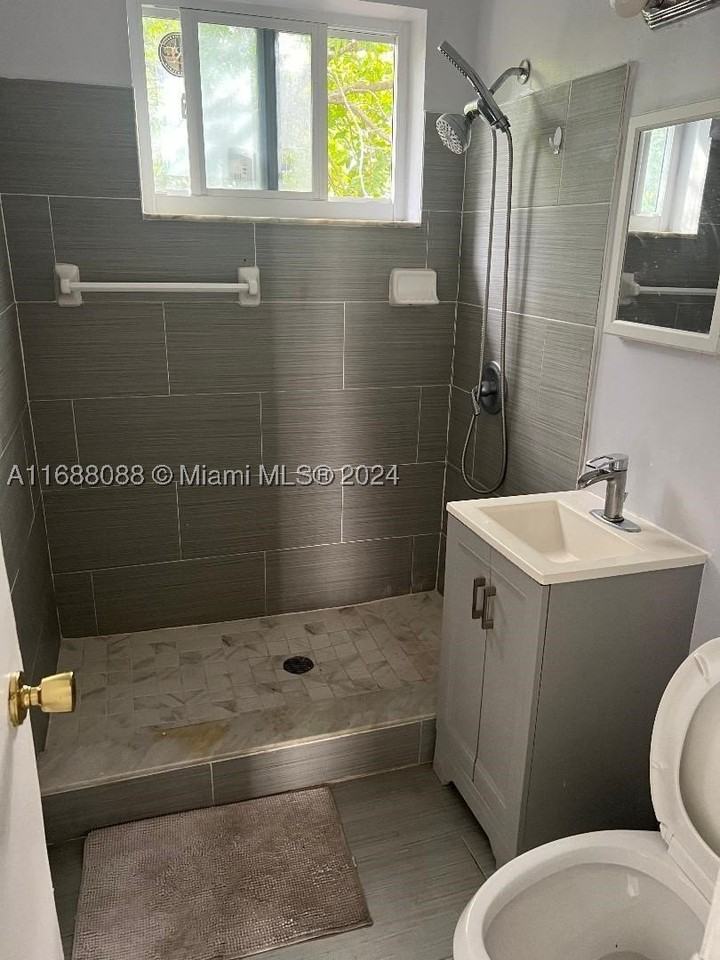 2419 Lincoln St #23B - Photo 3 of 4
