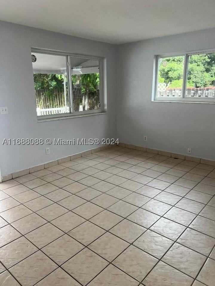 2419 Lincoln St #23B - Photo 4 of 4