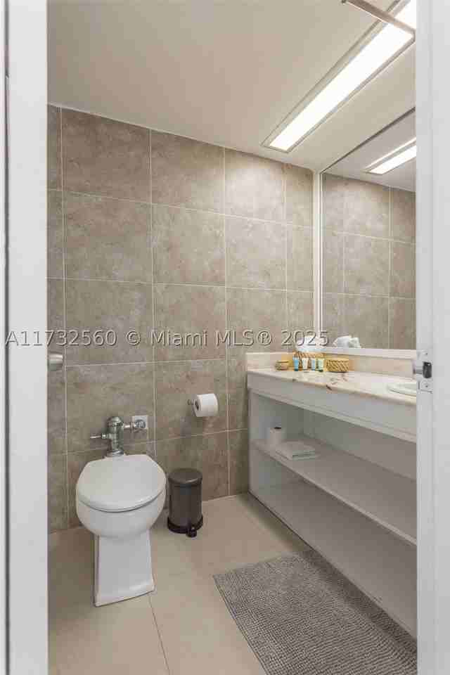 5445 Collins Ave #1623 - Photo 5 of 20