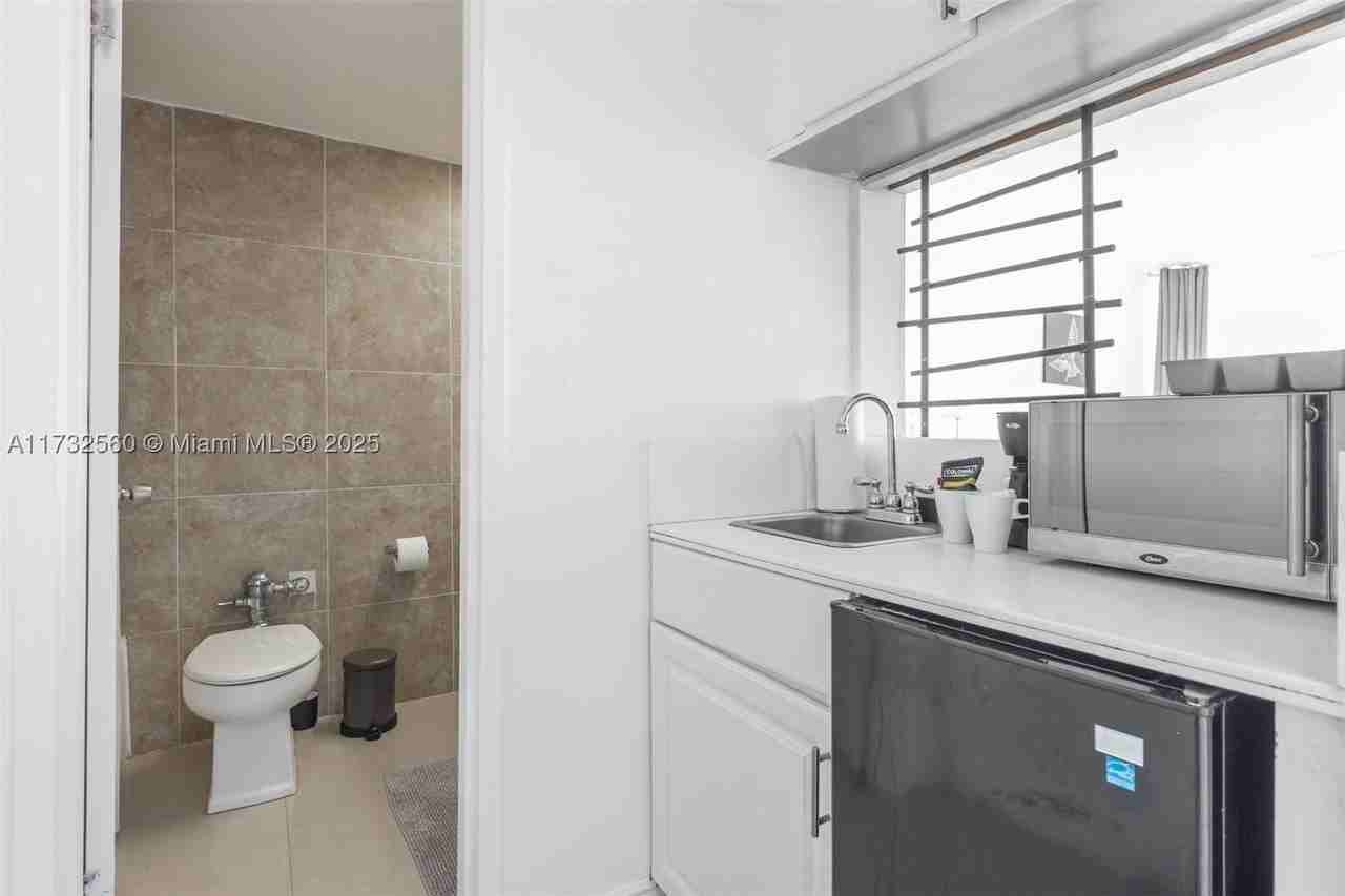 5445 Collins Ave #1623 - Photo 7 of 20