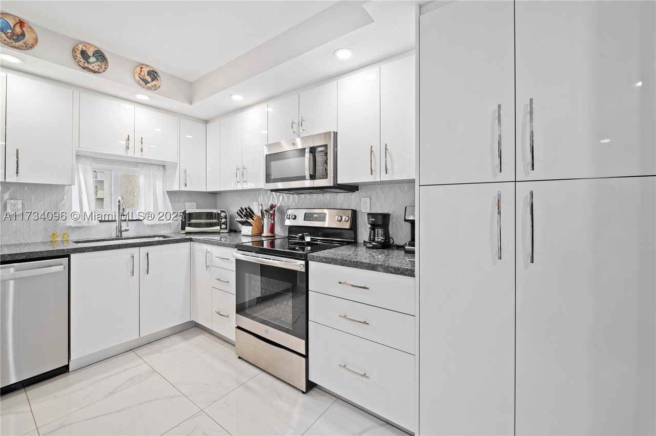 711 S Hollybrook Dr #109 - Photo 5 of 32