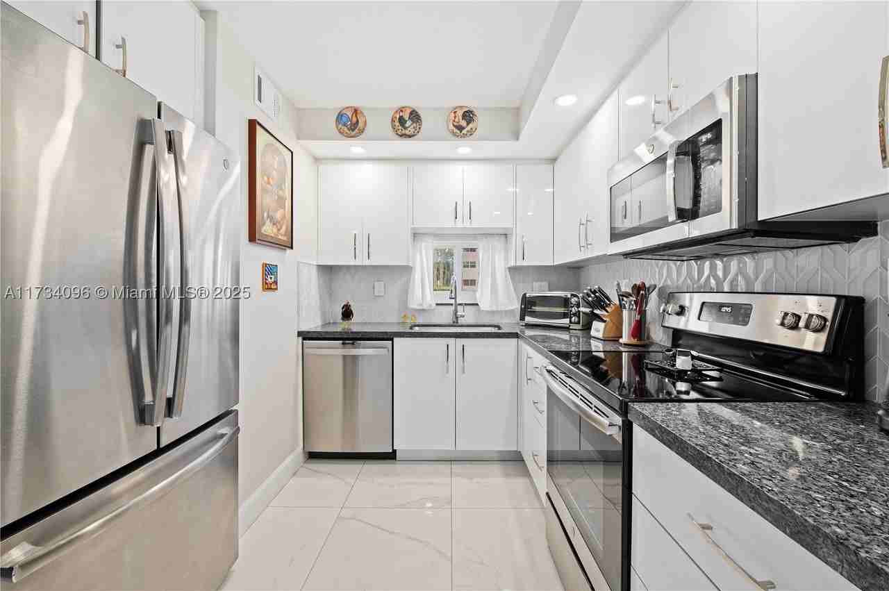 711 S Hollybrook Dr #109 - Photo 6 of 32