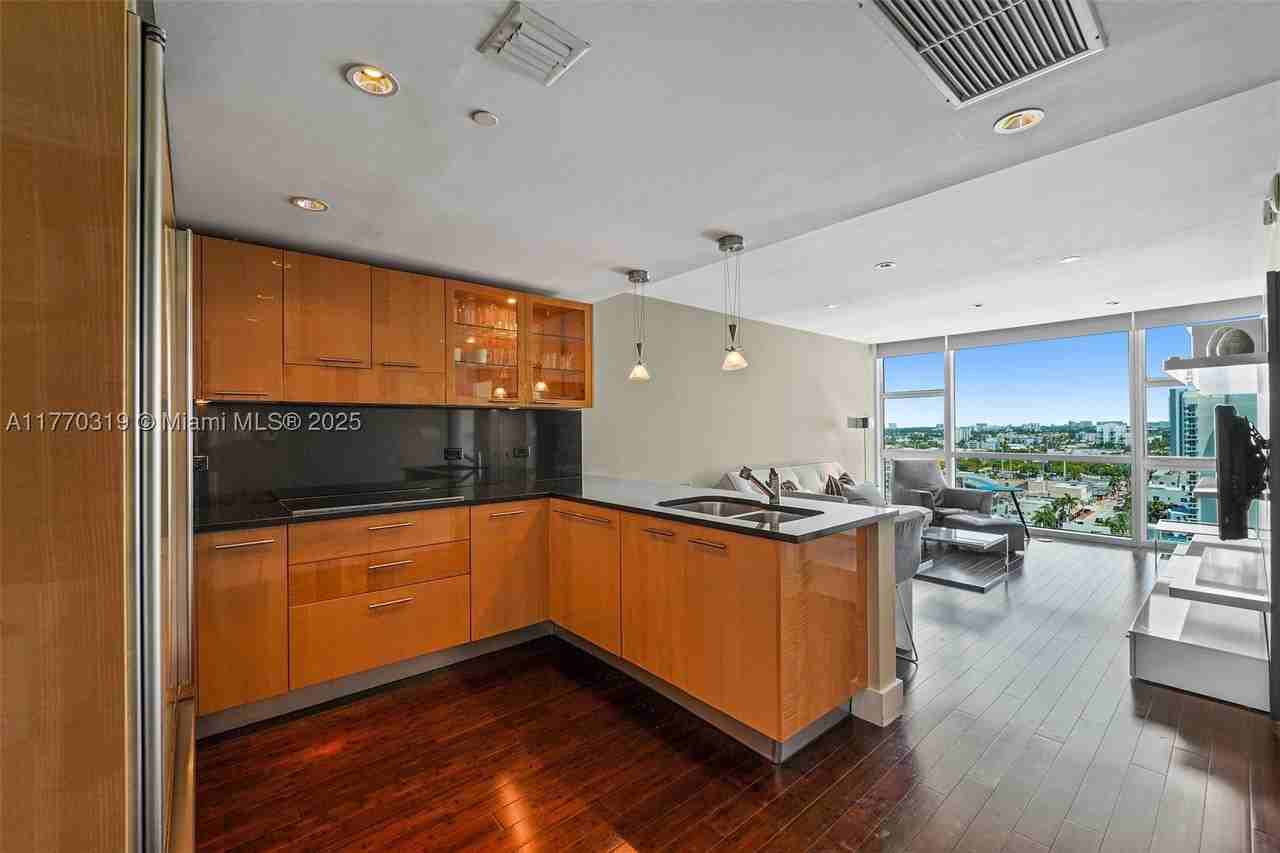 6801 Collins Ave - Photo 4 of 29