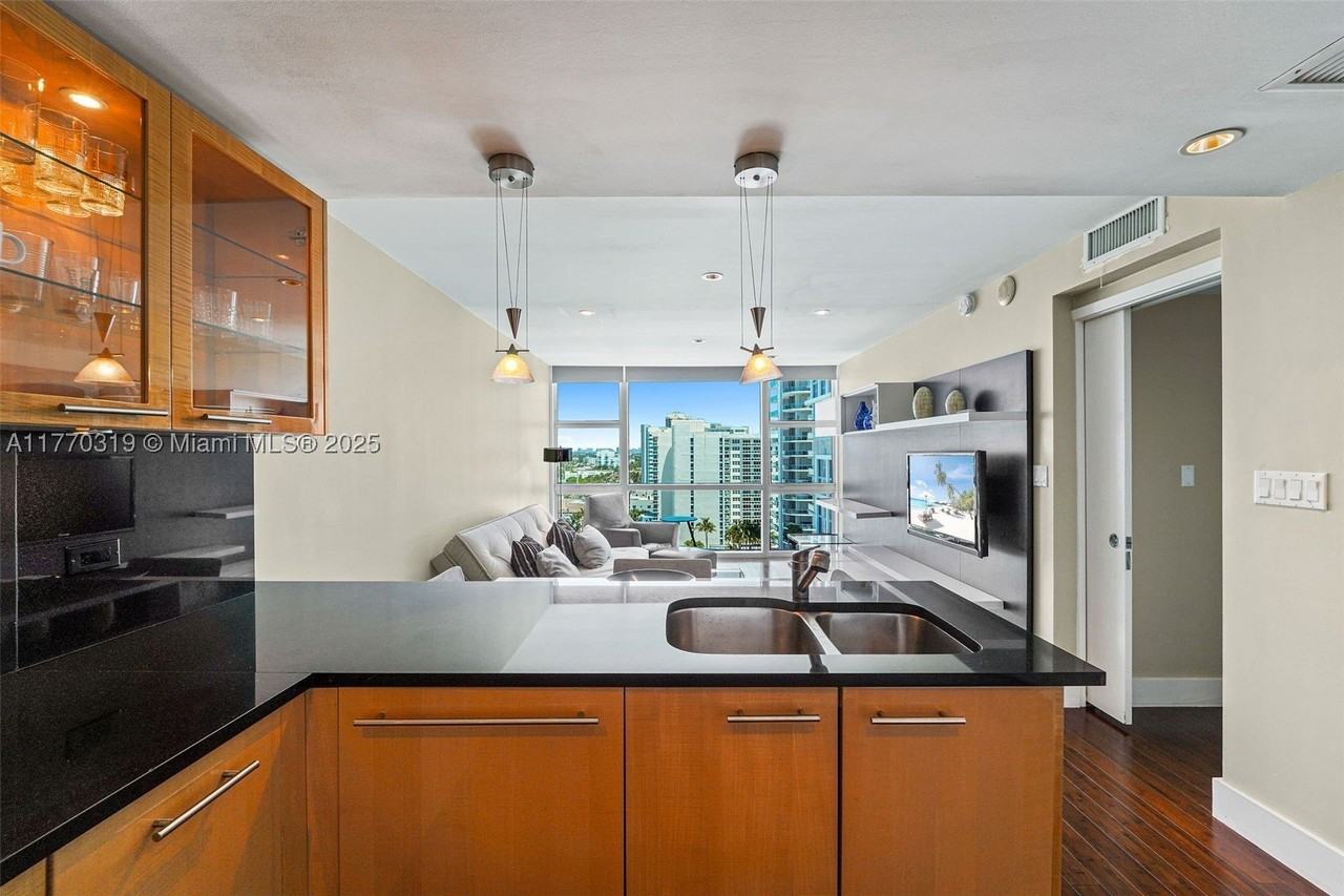 6801 Collins Ave - Photo 5 of 29