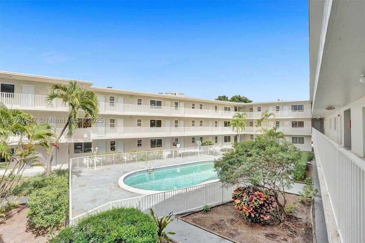 1895 Venice Park Dr #16B