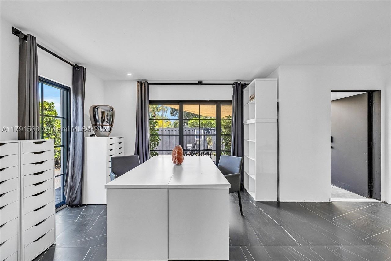 560 Nw 116th Ter - Photo 6 of 50