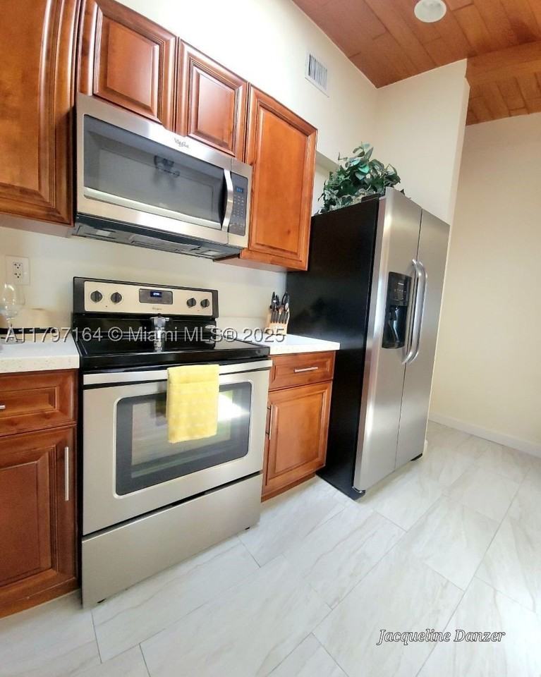 2241 Ne 38th St #0 - Photo 5 of 14
