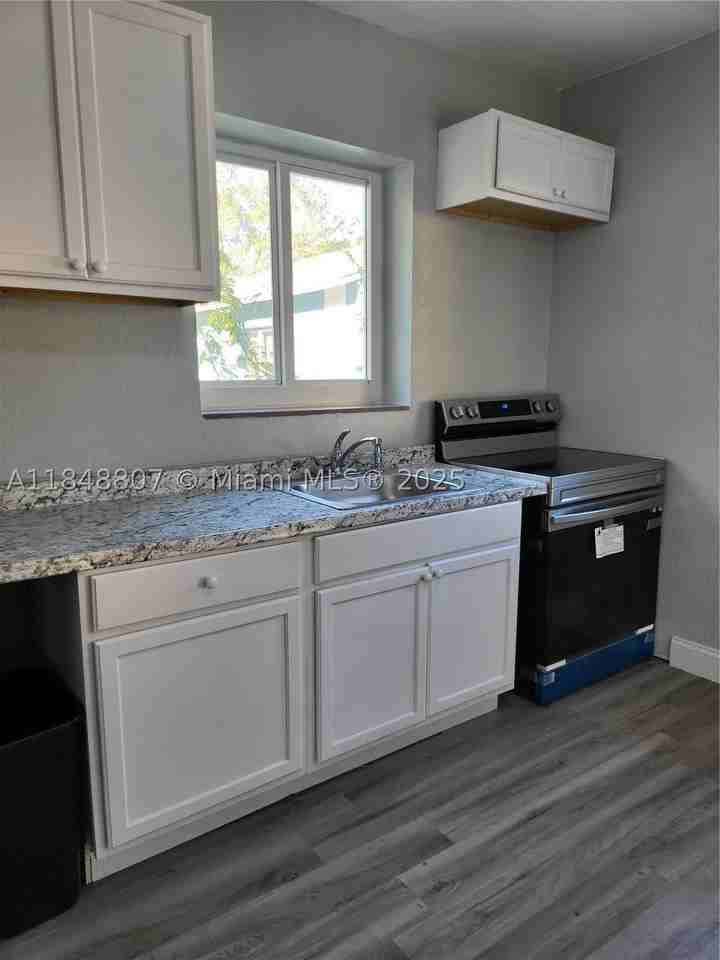 123 Nw 59th St #C - Photo 3 of 10