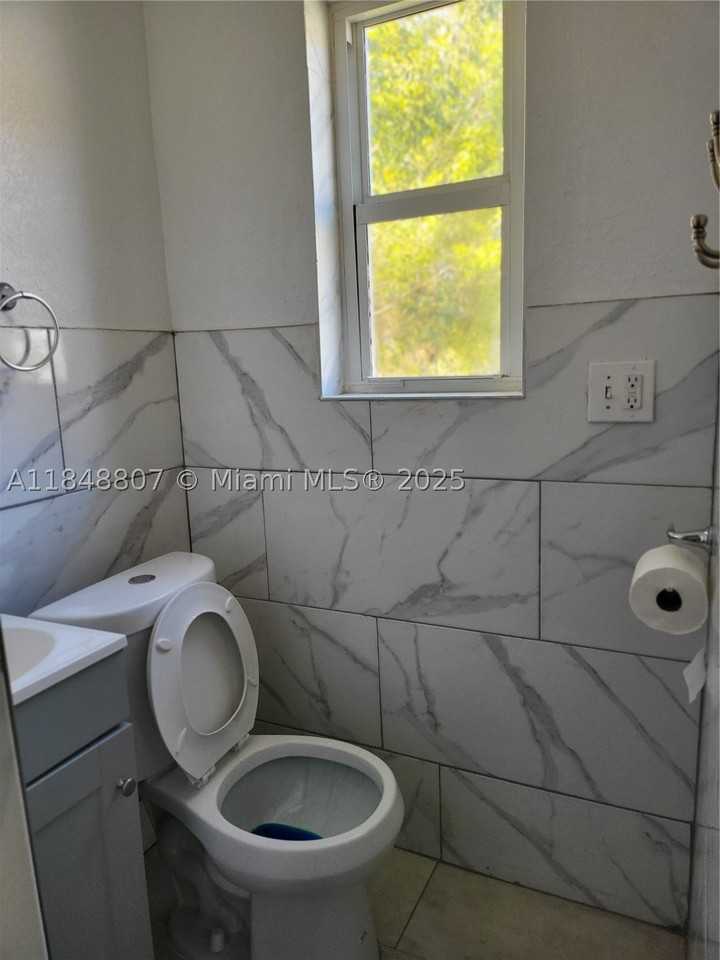 123 Nw 59th St #C - Photo 4 of 10