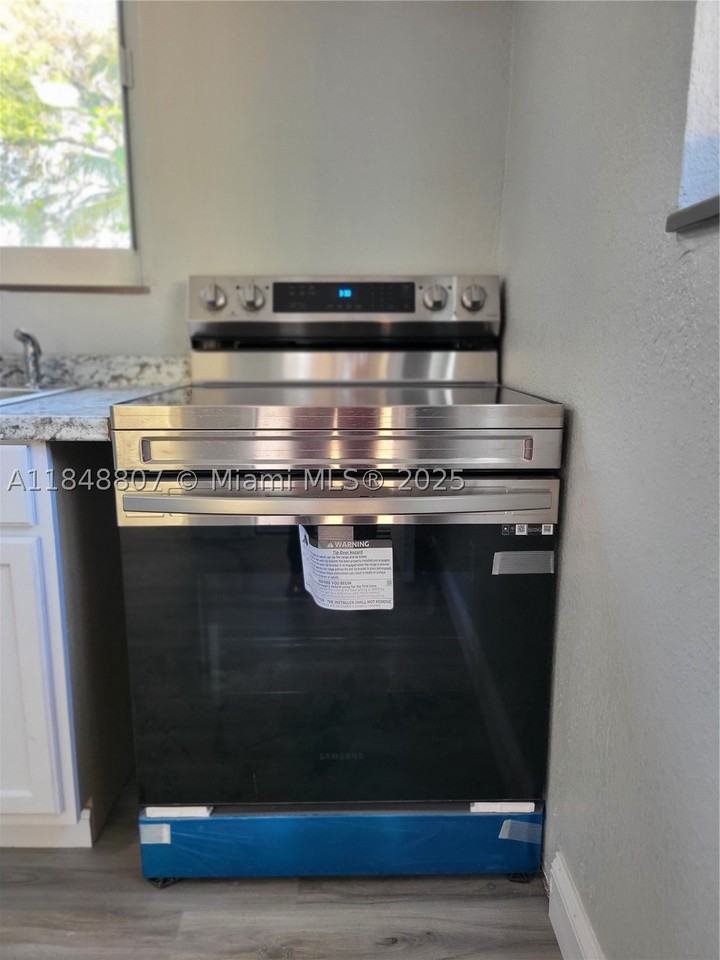 123 Nw 59th St #C - Photo 5 of 10
