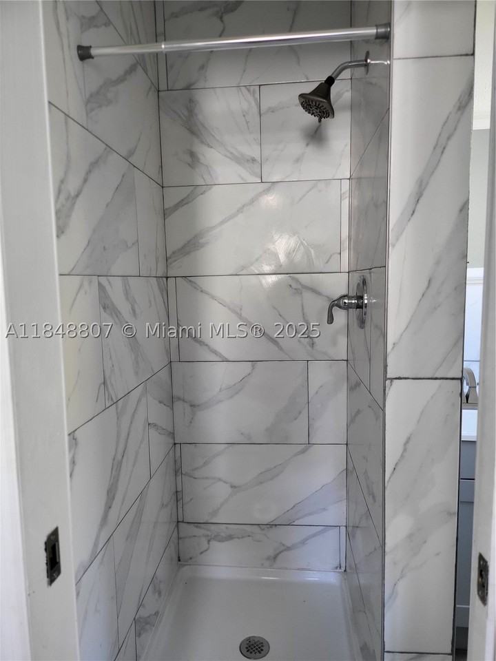123 Nw 59th St #C - Photo 7 of 10