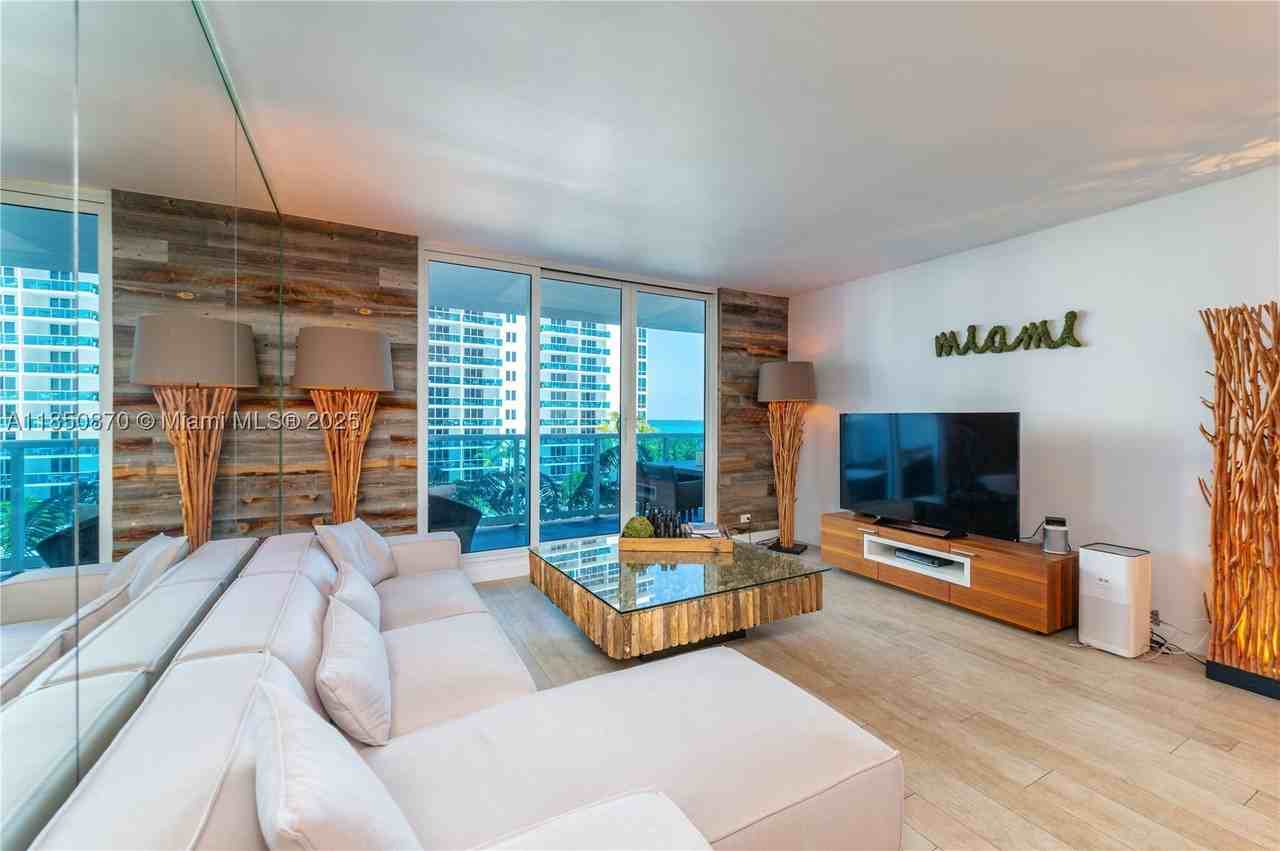 2301 Collins Ave #716 - Photo 4 of 18