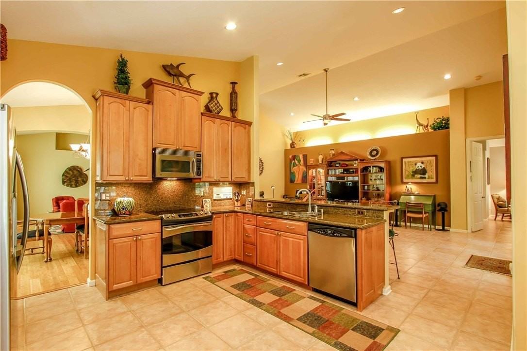2301 Collins Ave #716 - Photo 7 of 18