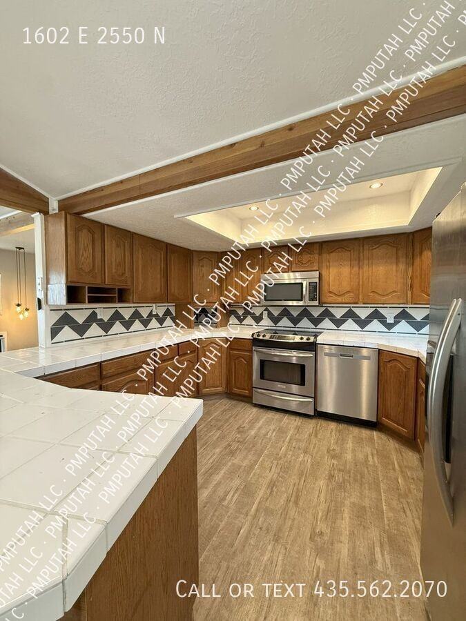 1602 E 2550 N - Photo 5 of 41