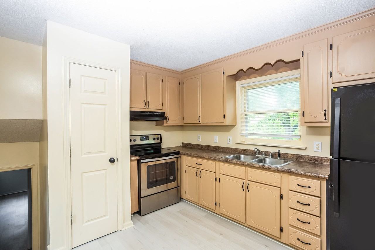 4809 Thornwood Rd - Photo 4 of 20