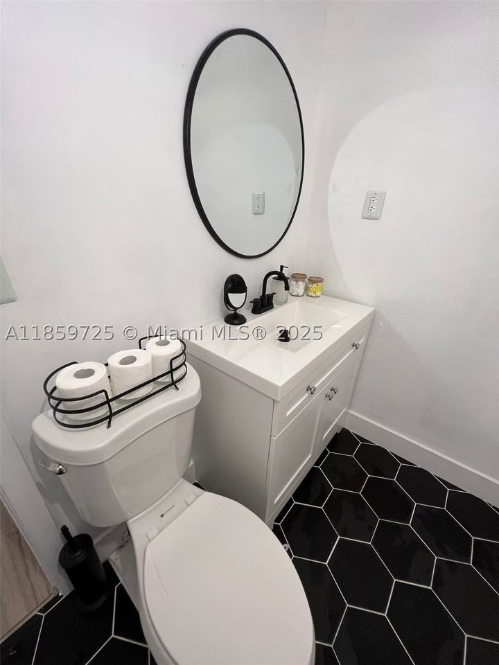 2701 Nw 24th Ct #R - Photo 4 of 20