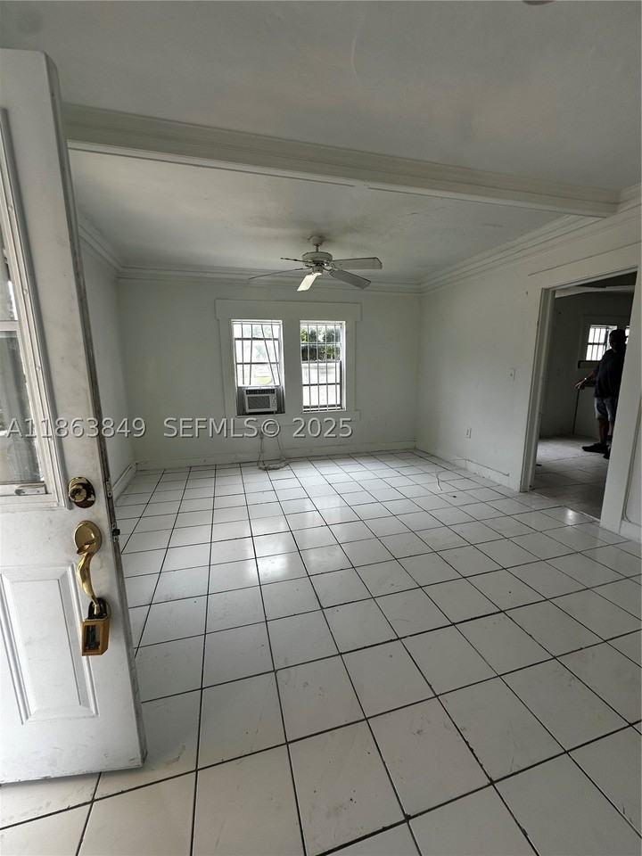 1925 Nw 56th St - Photo 4 of 27