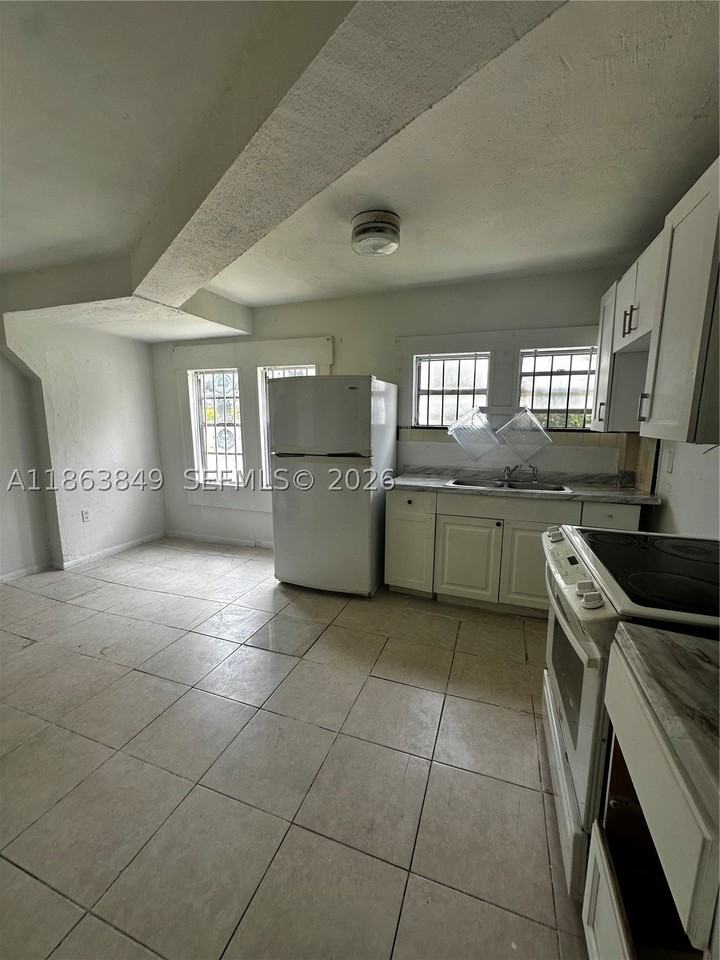 1925 Nw 56th St - Photo 5 of 27