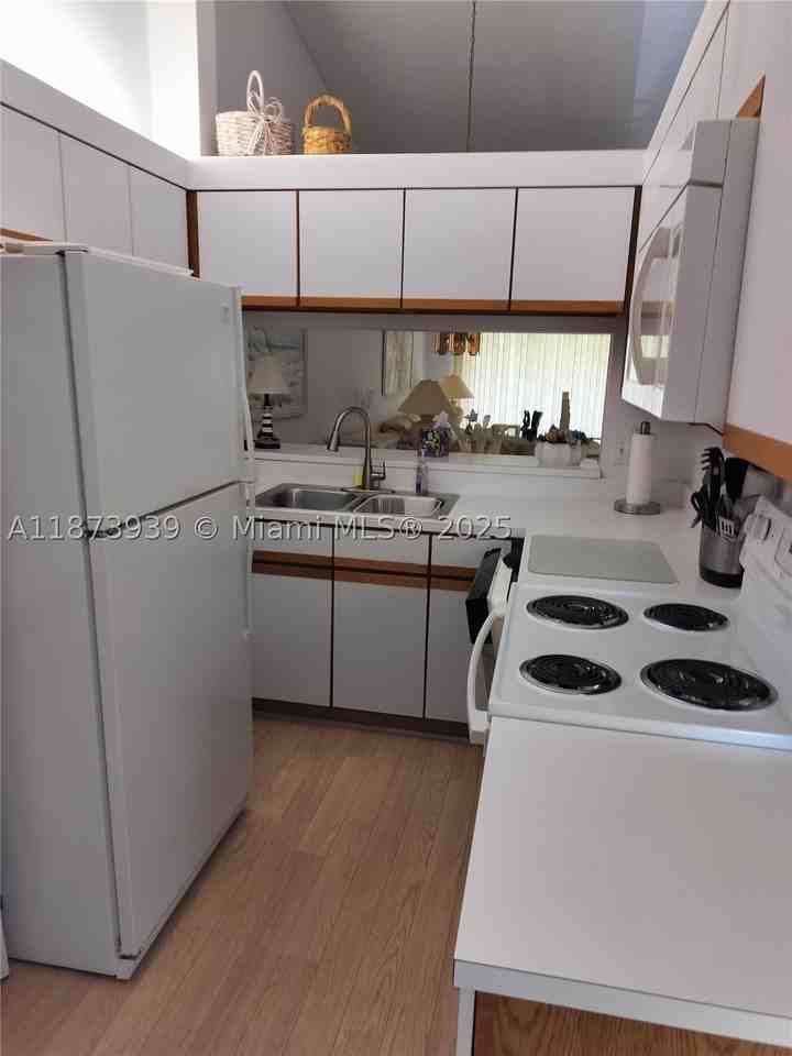 1002 Keystone Dr #F - Photo 2 of 10
