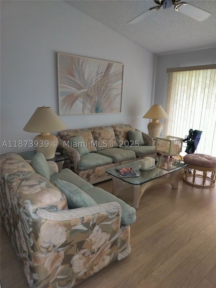 1002 Keystone Dr #F - Photo 3 of 10