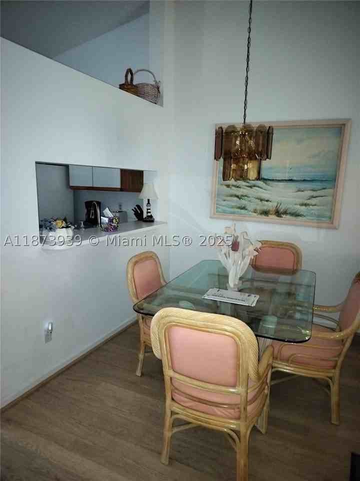 1002 Keystone Dr #F - Photo 4 of 10