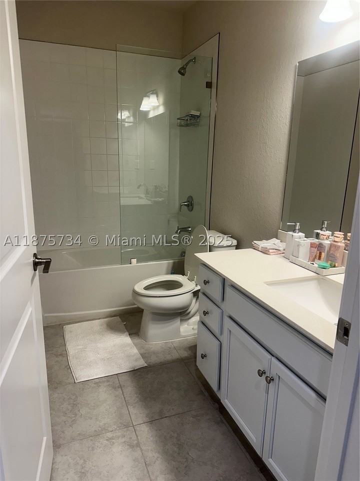 1070 Nw 6th Ter #1070 - Photo 4 of 7