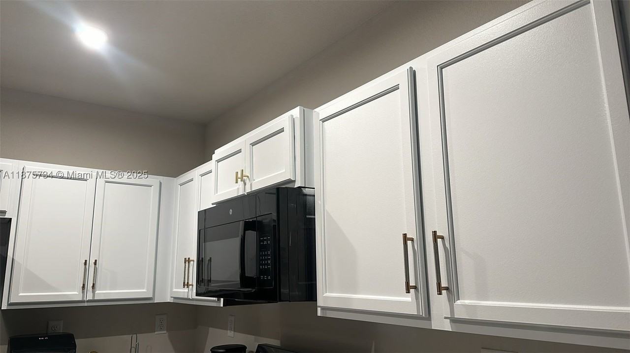 1070 Nw 6th Ter #1070 - Photo 5 of 7