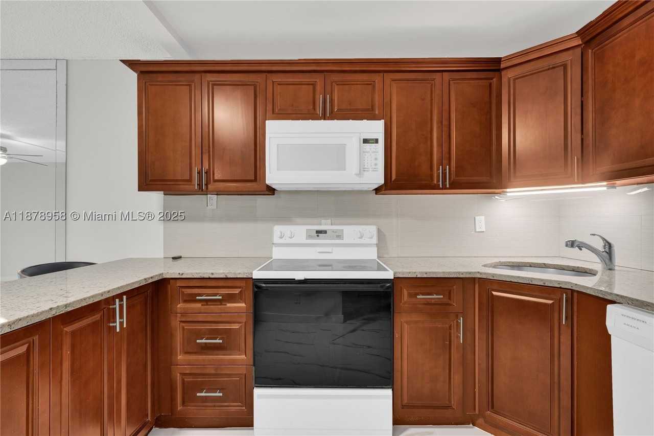 9355 Sw 8th St #425 - Photo 7 of 42