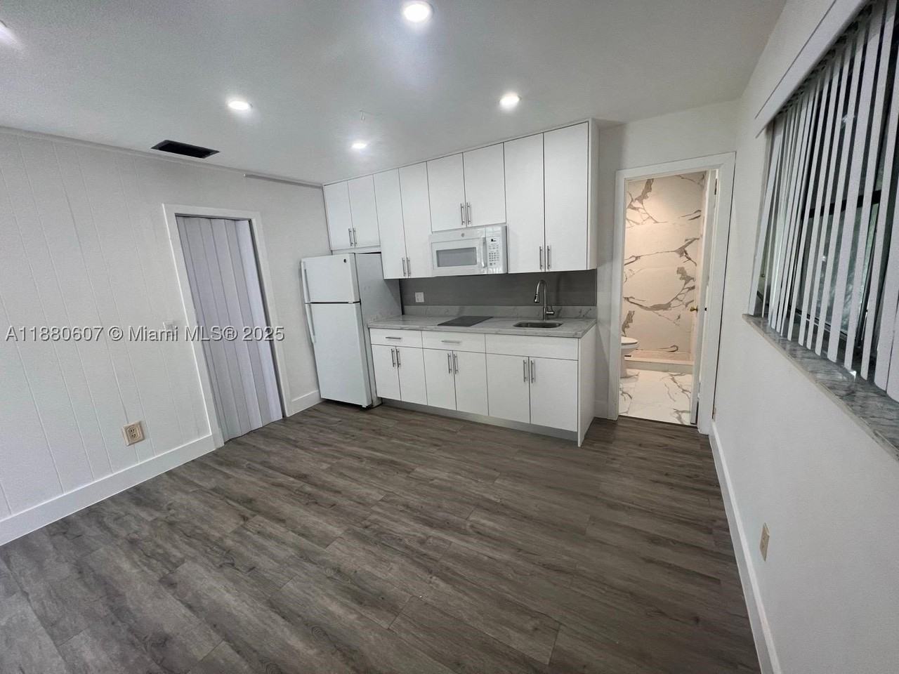 222 Sw 8th St #C - Photo 2 of 10