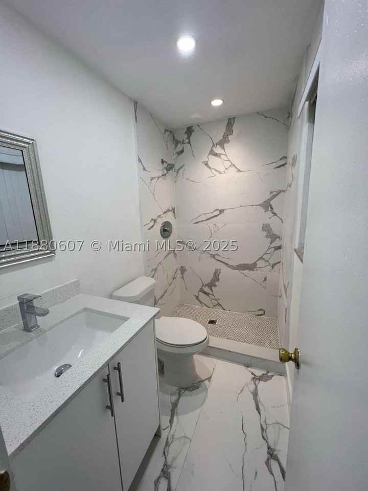 222 Sw 8th St #C - Photo 3 of 10