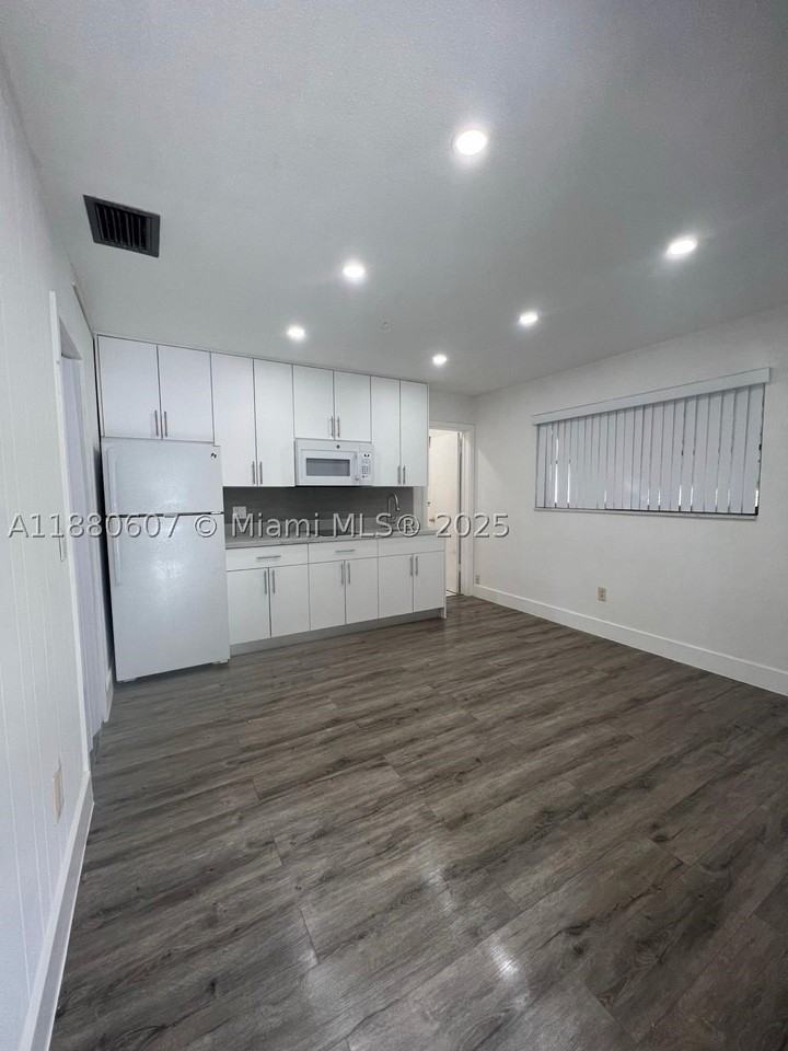 222 Sw 8th St #C - Photo 4 of 10